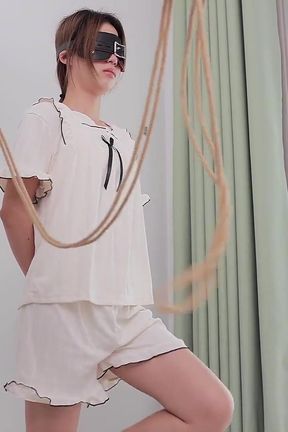 My Girlfriend Was Bound and Tied up with Rope, Experienced a Vibrating Orgasm, and Was Barefoot.