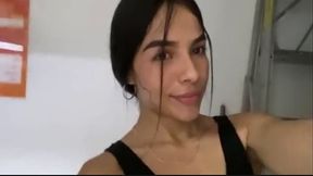 Putita arriesgada se masturba en la ducha del gimnasio