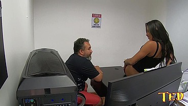 Yasmin Fontes vai até o escritório da Hardbrazil e dá o rabo para o diretor de presente de aniversário - Yasmin Fontes