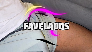 Favelados descem a favela em busca de sexo por dinheiro.