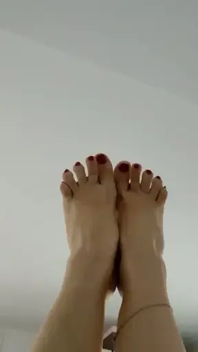 Quieres ver más vídeos de mis pies? Hazte fan!