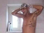 Barba e doccia mentre parlo dei nuovi aggiornamenti sulla produzione (Ita) Napoletano