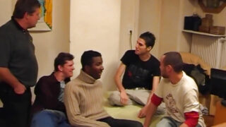 Ogromne cycki Steph Debar i Juliny Wild podskakują podczas hardcore'owego gangbangu analnego z fellatio i kowbojką