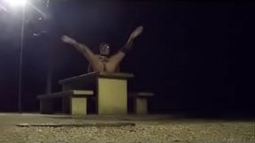 nu une nuit d'_hiver sur une aire de repos d'_autoroute de montagne