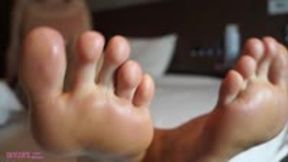 Skylar's Footjob And Toe Pinching