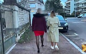 Kelly et pam, femmes aux gros seins, se partagent une queue