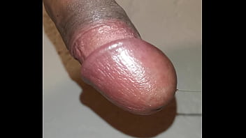 1 mes sin masturbarme me sale tira grande de precum y mucho semen