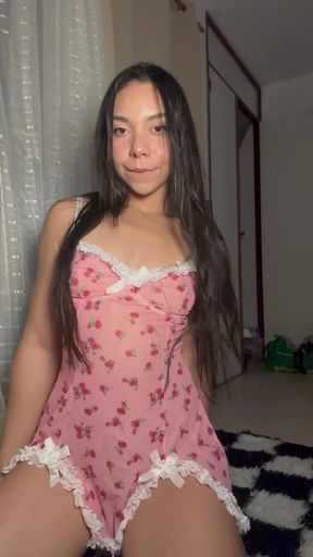 Amateur onlyfan shows off her ass