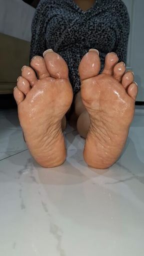 Oily JOI White Pedi
