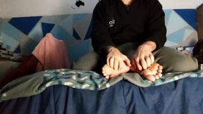 Amateur Foot Tickling – Casual Tickle Time Face Down with My Argentine Girlfriend | Part 1