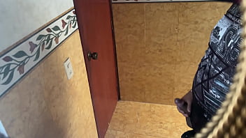 Jefe masturbandoce en el ba&ntilde_o