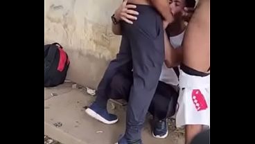 OFERECI O RABO DO MEU AMIGO PARA VARIOS HOMENS