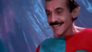 Cosplayerka Pani Mikołajowej Daphne Rosen zostaje zbiorowo wydymana przez elfy