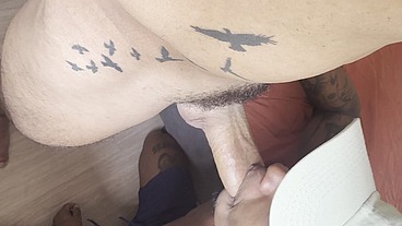 Vizinho sempre me olhava saindo até que resolveu me chamar pra uma putaria. - Completo