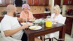 Breakfast Sex With Extra Oil / 18.4.2022 With Sky Pierce And Xander Corvus