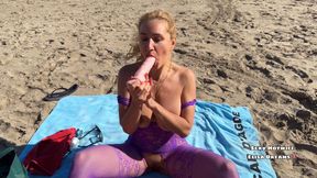 Sex and Bukkake at the beach (Part 1: Dildoing all my holes)🔥