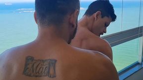 viajei com meu amigo renbri carioca , para a casa de praia em vila velha espirito santo e transamos gostoso de frente para o mar sexo bareback, na pele, no pelo