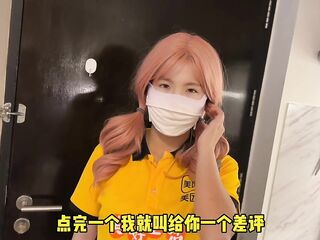 女大学生勤工俭学送外卖，不小心打翻客人东西只能肉偿来弥补了