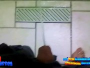 Auf dem Campingplatz in die öffentliche Dusche gepisst