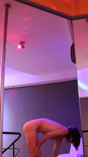 Walking Around with Huge Pluge in My Ass