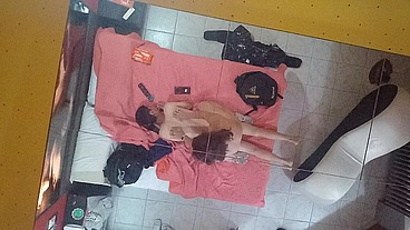 Masaje relajante en cama de motel
