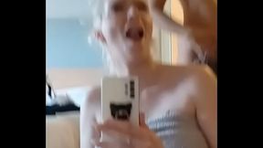 Partie 1: L&rsquo_attente d&rsquo_un fan soumis avec ma copine @Oletsha, deux belle ...