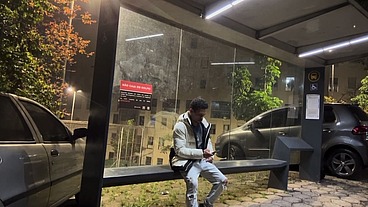 NA MADRUGADA TUDO PODE ACONTECER ATÉ ENCONTRAR UM CARINHA NO PONTO DE ONIBUS E ARRASTAR PRO ESCADÃO