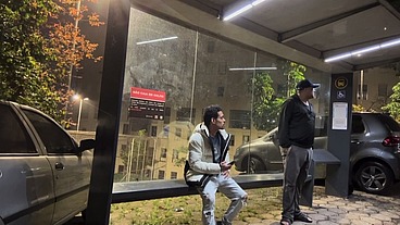 NA MADRUGADA TUDO PODE ACONTECER ATÉ ENCONTRAR UM CARINHA NO PONTO DE ONIBUS E ARRASTAR PRO ESCADÃO