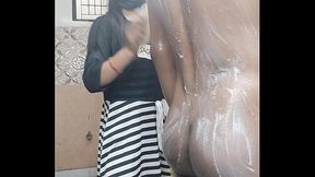 Desi Step Sister Ne Step Brother Ko Nanga Karke Nahalaya