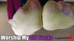 Old Socks almost Transparent and Toe Wiggling - Foot FETISH - HD MP4