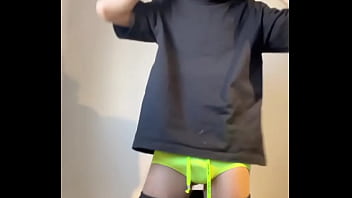 DOTADO COM SUNGA TIRA A ROUPA PARA A NAMORADA NA WEBCAM
