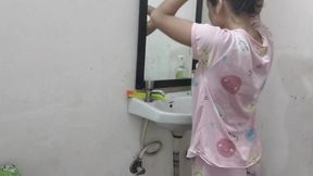 Step sister ko bathroom me pakad ke chod diya