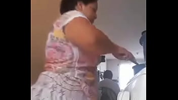 Milf se desnuda mientras cocina para su familia