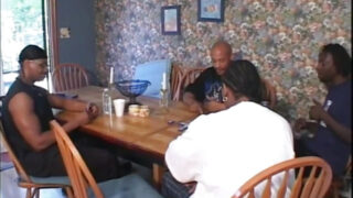 Nagy mellű szőke Britney Madison nagy fekete faszt vesz a seggébe forró hármasban