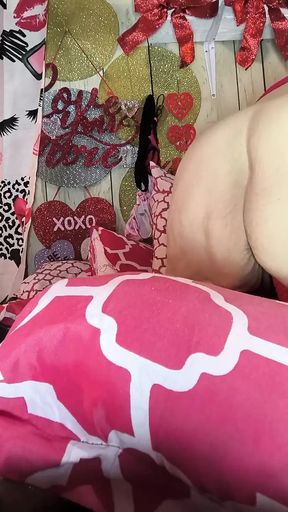 Fat Buck Big Ass Momma Pounds Her Pussy at Last