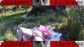 Merendando en el campo un poquito de coño de la gorda. No hay nada que le ponga mas cerda que correrse al aire libre