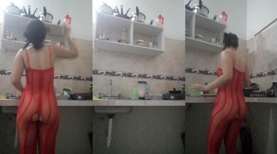 My Colombian stepmom flashes her big ass in the kitchen while her husband’s away