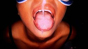 mi hermanastra susy me chupa la verga y muy paciente abre la boca por su lechita caliente