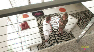 Danny Wylde e Mark Wood scopano nel culo la MILF matura con le tette grosse Adrianna Nicole in tacchi alti e le fanno una sgradevole creampie anale da Danny Wylde e Mark Wood