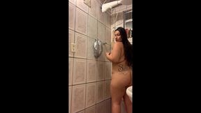 gordinha tatuada lavando o cuzinho