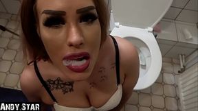 Beim Pissen &uuml_berrascht und voll ins Maul gespritzt