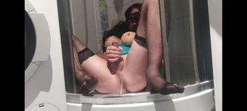 Crossdresser with a big plays with the anus.