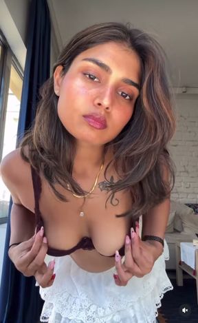 Indian babe shows off her sexy ass and cleavage