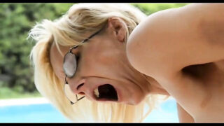 Die geile MILF wurde hart in ihren engen Arsch gefickt