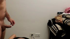 viene el amigo de mi hijastro y como me ve desesperada me da una cojida inolvidable parte 2