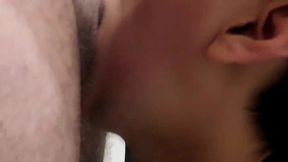 viene el amigo de mi hijastro y como me ve desesperada me da una cojida inolvidable parte 2