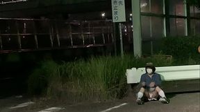 女装子まゆちゃんが深夜の側道でしゃがみパンチラからＭ字開脚で野外露出