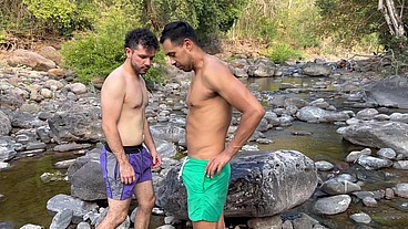 Dos machos follando en el río