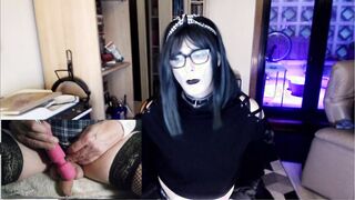 Davine on Web Cam doing her labia