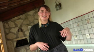 Cara enfia o pau fundo no cu apertado da vadia curvilínea